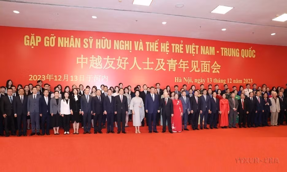 Le secrétaire général Nguyen Phu Trong et le secrétaire général et président chinois Xi Jinping rencontrent des partisans de l’amitié Vietnam-Chine et des jeunes vietnamiens et chinois au Centre national des conférences à Hanoï, dans l'après-midi du 13 décembre 2023. Photo: VNA