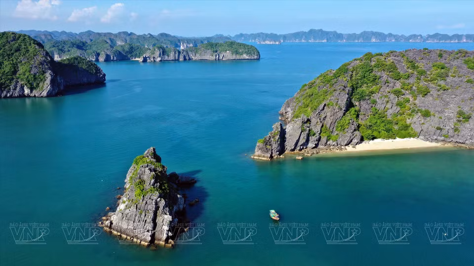 De la route, les visiteurs auront une vue panoramique sur la baie de Lan Ha.