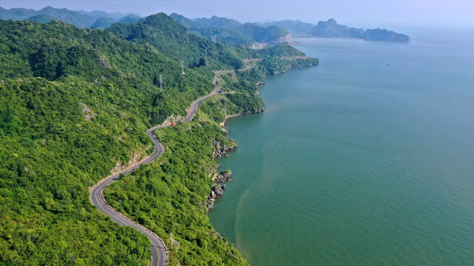La belle route serpentent le long de la côte et emmène les visiteurs jusqu'à l'archipel de Cat Ba.