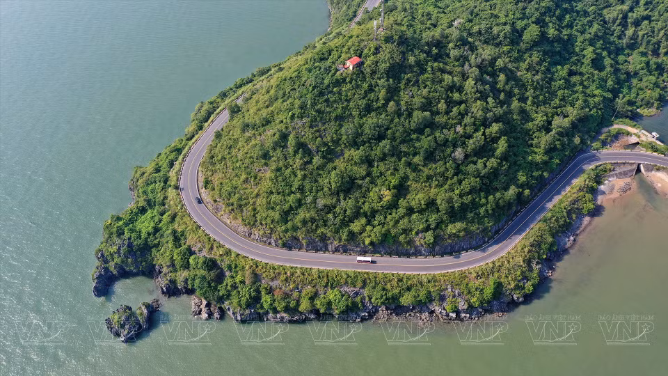 La route sinueuse le long du magnifique littoral.