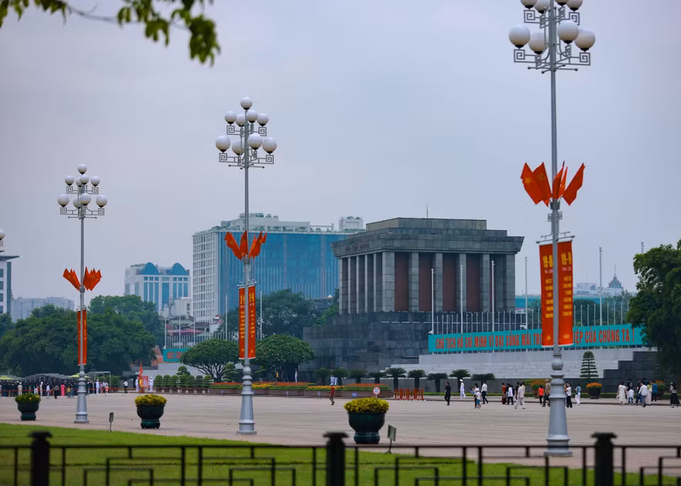 La place Ba Dinh, devant le mausolée de Hô Chi Minh, est décorée de drapeaux.