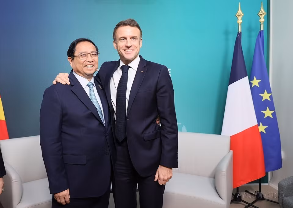 Le Premier ministre Pham Minh Chinh rencontre le président français Emmanuel Macron, le 2 décembre 2023, à Dubaï, en marge de la 28e Conférence des parties à la Convention-cadre des Nations Unies sur les changements climatiques (COP28). Photo : VNA