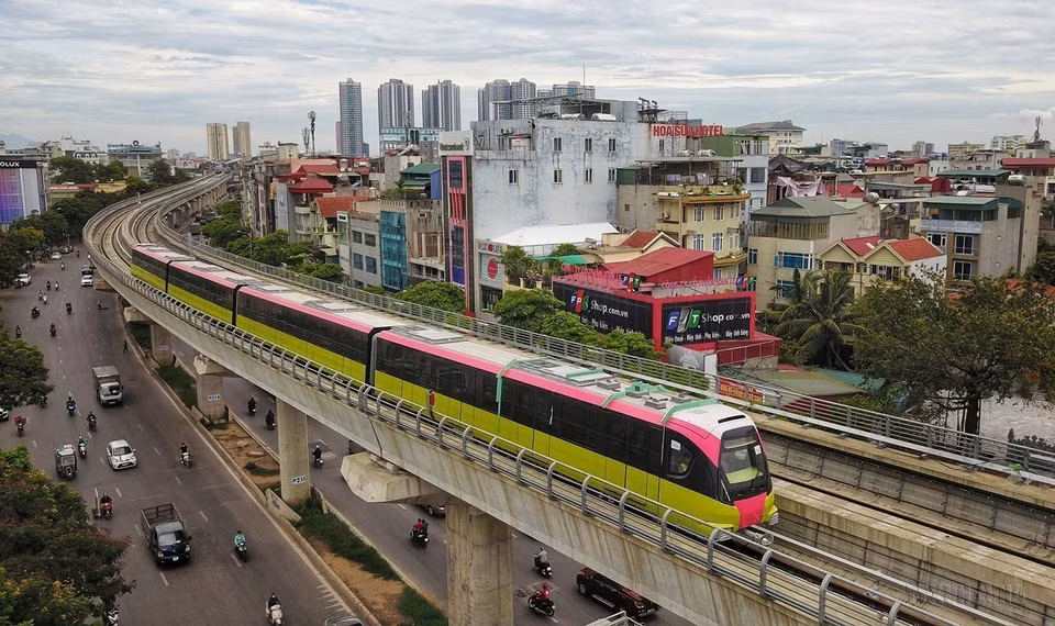 Le projet de ligne ferroviaire urbaine n°3 (Nhon – gare de Hanoï) bénéficie d'aides publiques au développement de la Banque asiatique de développement (BAD), de l'Agence française de développement (AFD), de la Banque européenne d'investissement (BEI) et du gouvernement français. La conception du projet est réalisée par la société française Systra. Photo : VNA
