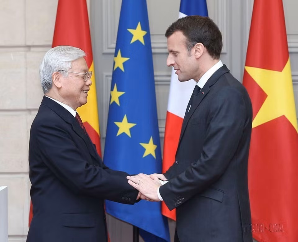 Le président français Emmanuel Macron et le secrétaire général du Parti communiste du Vietnam, Nguyen Phu Trong, lors de sa visite officielle en France, le 27 mars 2018. Photo : VNA