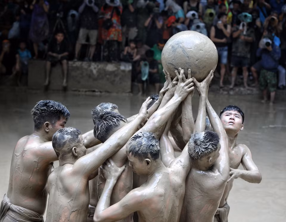 Le match dure deux heures en quatre temps, devant une foule locale. Le but du jeu consiste à ramener balle en jacquier de 45 cm de diametre et pesant 25 kg dans l’embut de l’adversaire. Photo : VNA
