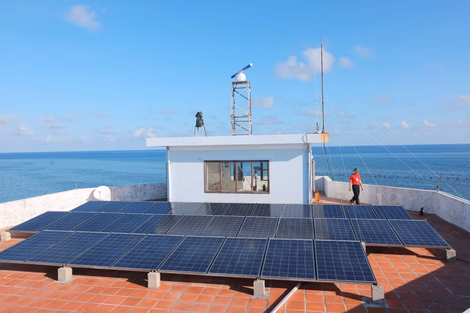 L'énergie solaire sur l'île de Da Thi. Photo : Hoàng Hieu/ VNA