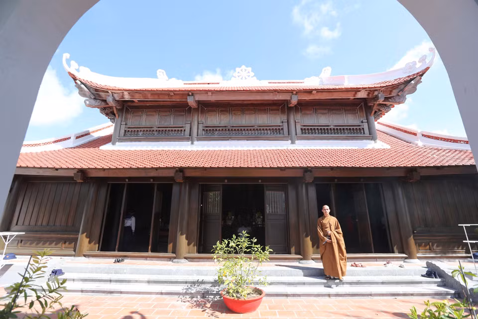 La pagode Sinh Ton Dong sur l'île éponyme. Photo : Hoàng Hieu/ VNA