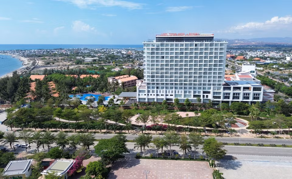 Des hôtels et resorts côtiers construits pour répondre aux besoins des touristes dans la ville de Phan Rang - Thap Cham (Ninh Thuan). Photo : VNA