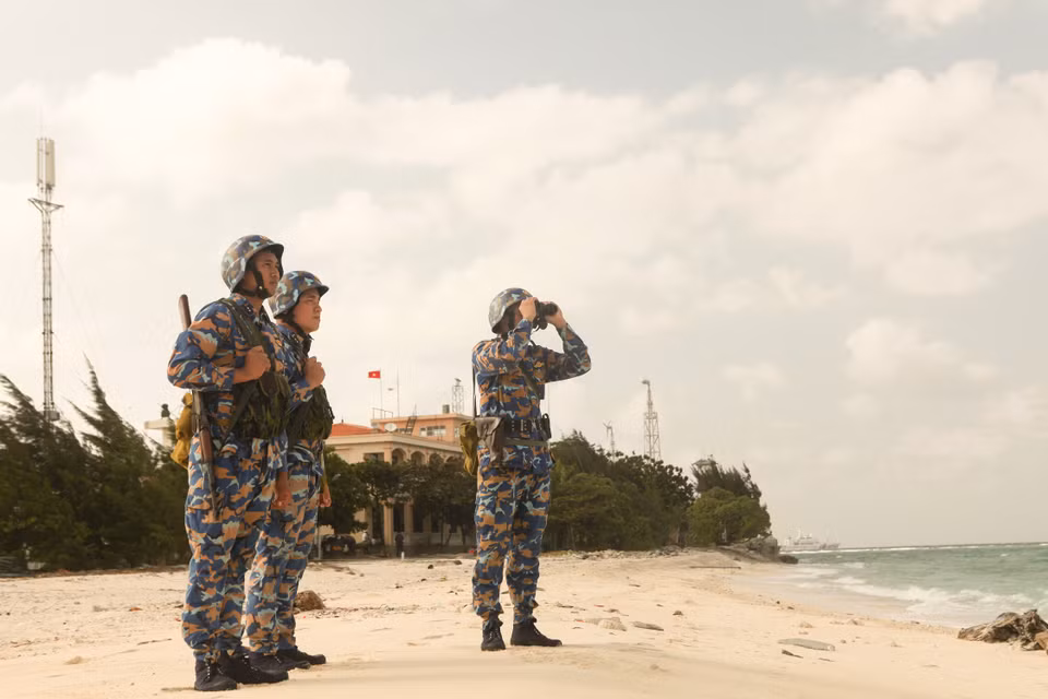 Les soldats de la Marine sont comparés aux ''yeux'' de Truong Sa – assurant la surveillance jour et nuit, protégeant la souveraineté et préservant la paix dans les îles et la mer de la Patrie. Photo : VI