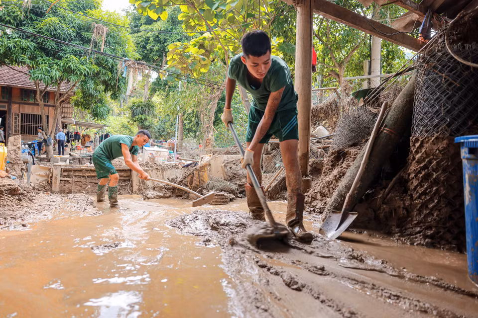 L’armée est toujours présente en première ligne dans la prévention des tempêtes et des inondations, aidant les habitants à stabiliser leur vie. Photo: VNA