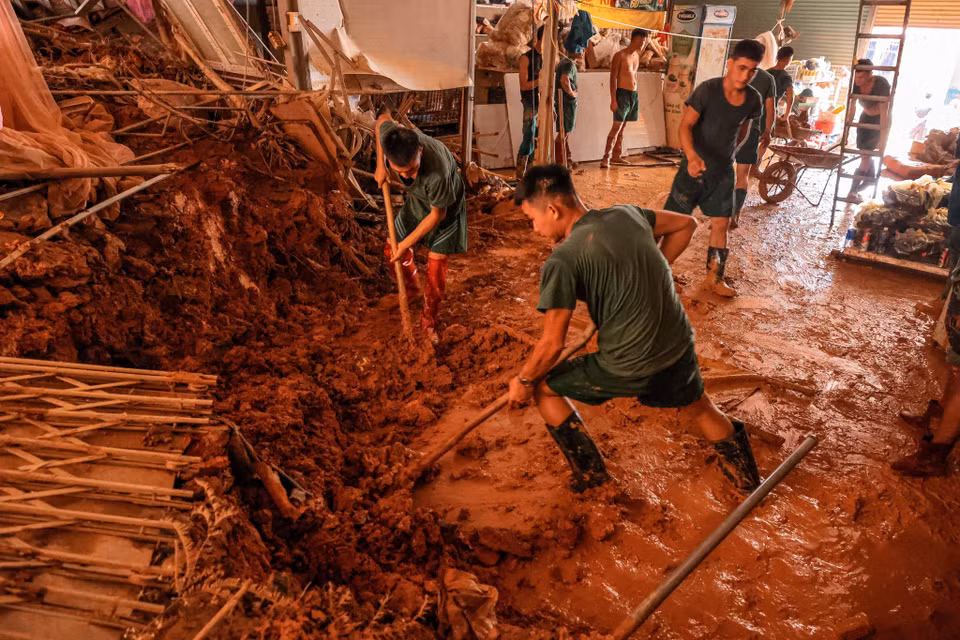 L'armée se rend toujours dans les endroits les plus difficiles et les plus dangereux pour secourir les victimes touchées par les tempêtes et les inondations. Photo: VNA
