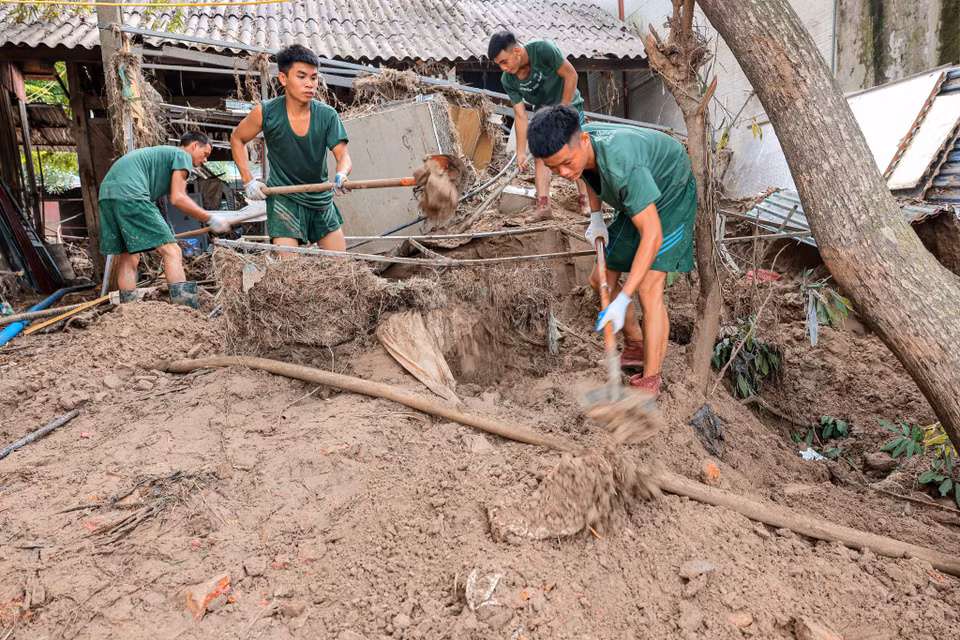 Des soldats de la division 316 aident les habitants de la commune Phuc Khanh, district de Bao Yen, à surmonter les conséquences des inondations. Photo: VNA