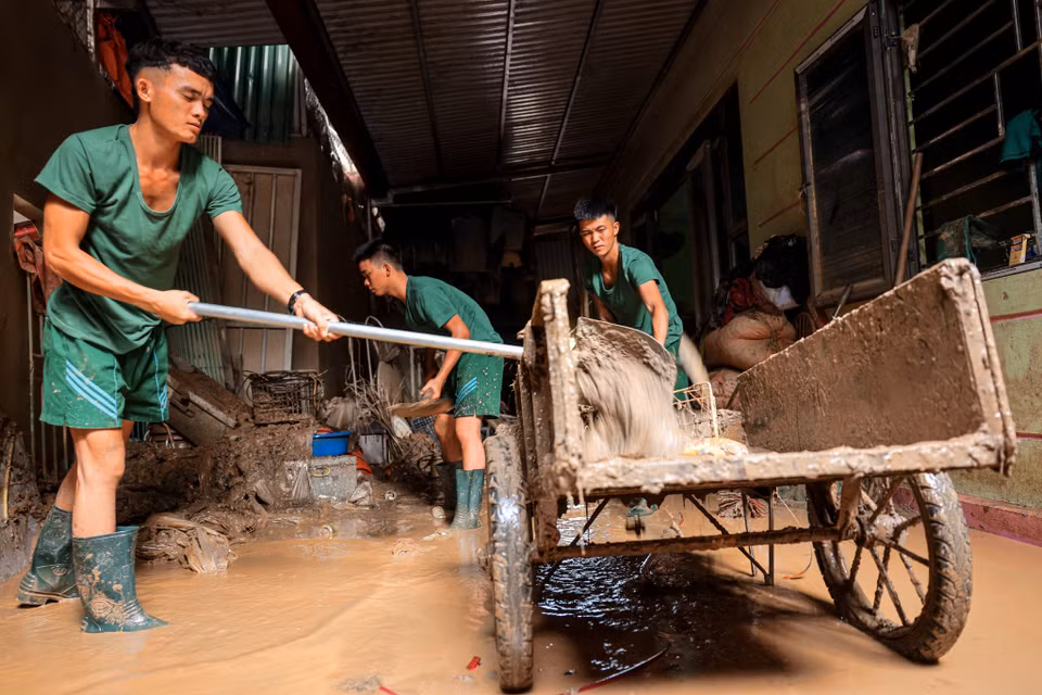 Les soldats de la Division 316 aident les habitants de la commune de Phuc Khanh, dans le district de Bao Yen, à nettoyer leurs maisons après les inondations. Photo: VNA