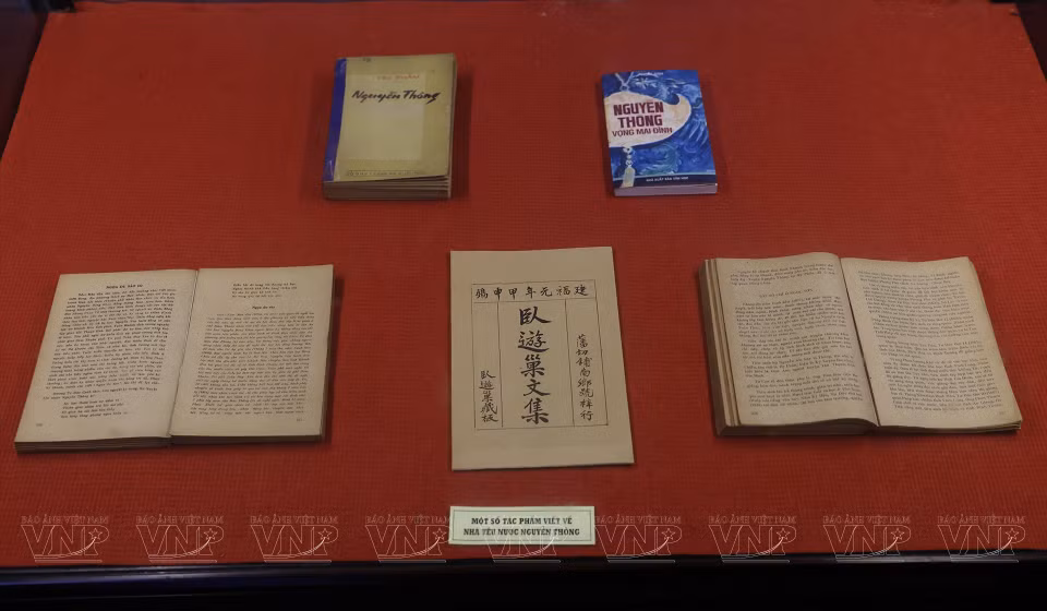 L'école expose également plusieurs œuvres écrites sur le patriote Nguyen Thong.