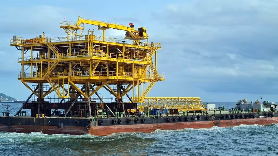La partie supérieure de la plate-forme BK-23 est remorquée pour être installée en mer.