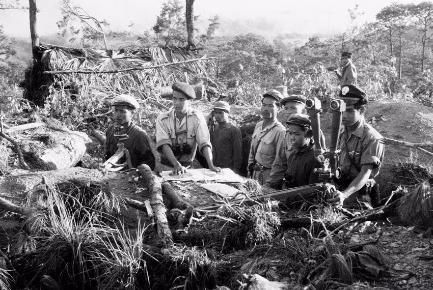 Des experts militaires vietnamiens et des soldats lao. Photo : VNA