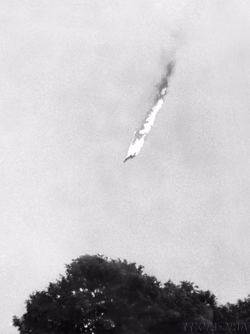 L'un des cinq avions américains abattus par les militaires et les civils de Hanoï le 27 juin 1972. Il s’agissait du 3.700e avion américain abattu dans le Nord. Photo : archives de la VNA