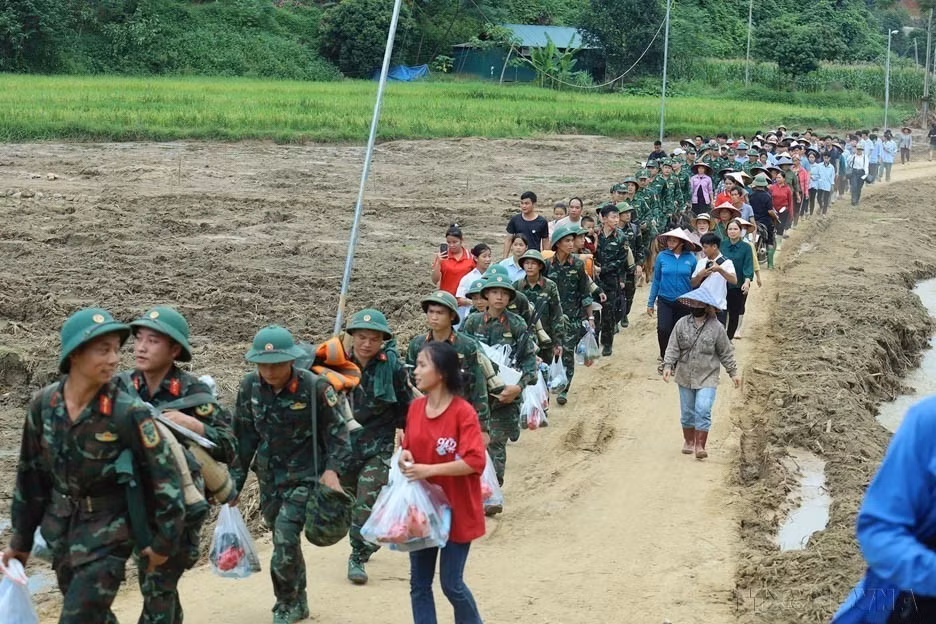 Les habitants du hameau de Lang Nu, dans la province de Lao Cai, ont exprimé leur profonde gratitude aux soldats du régiment 98 de la division 316, qui ont quitté les lieux le 24 septembre après 14 jours de recherches intenses. Les larmes aux yeux, ils ont salué le dévouement de ces militaires qui ont tout mis en œuvre pour retrouver les disparus. Photo : diffusée par la VNA
