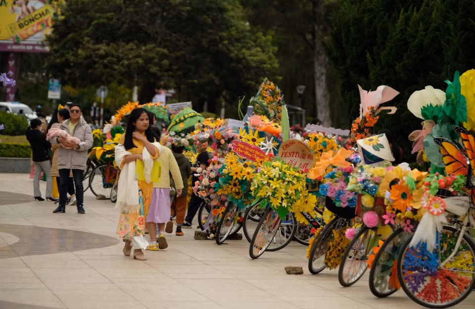 Après la fin du concours, les œuvres sont exposées au service des touristes et du public, et participent à des défilés dans le cadre du Festival des fleurs de Dalat 2024. Photo: VNA