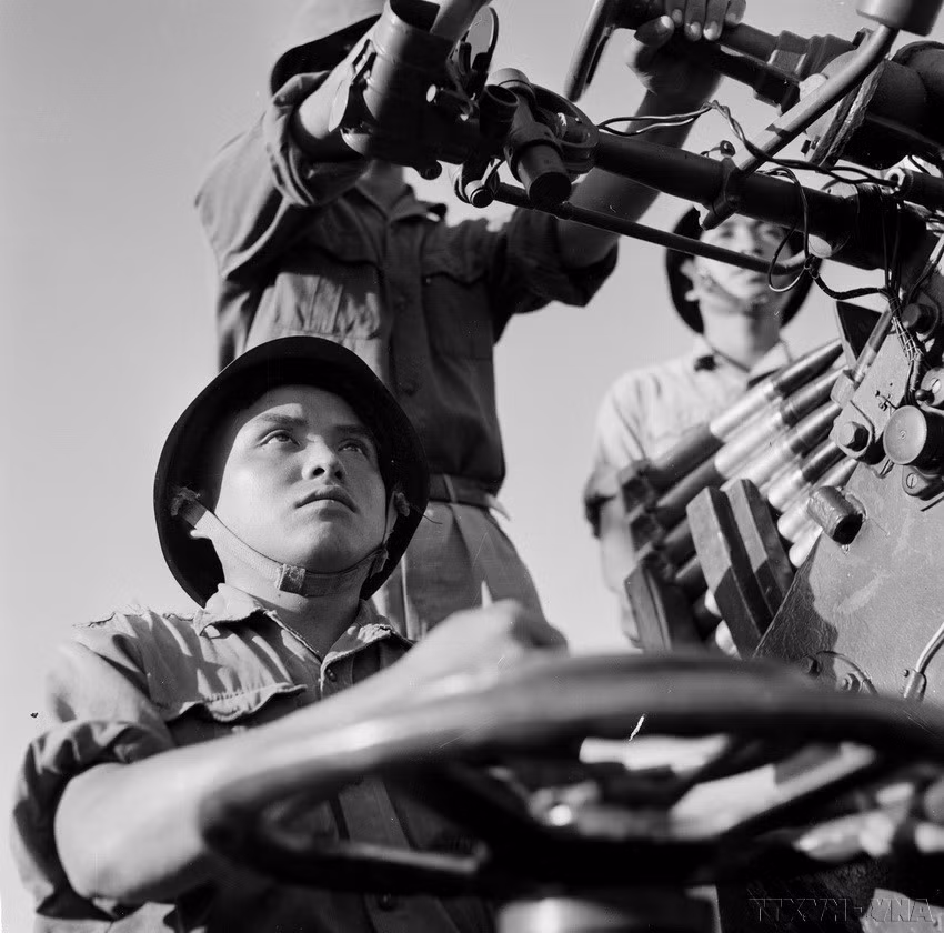 Jeune membre du Parti et artilleur polyvalent de la batterie 4, escouade 2, Phan Tuan Chi s'est distingué au combat par son courage et sa précision, participant à de nombreuses batailles et réalisant des exploits remarquables. Photo : archives de la VNA