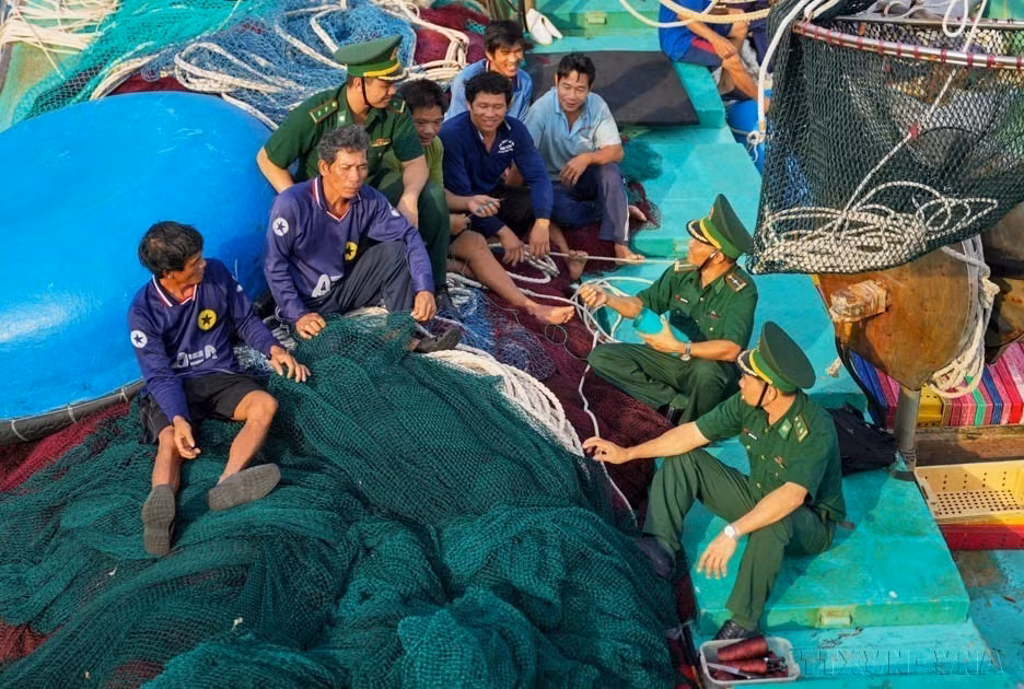 Les officiers et les soldats du poste de garde-frontière de Truong Sa (garde-frontière de la province de Khanh Hoa) soutiennent les pêcheurs qui partent en mer. Photo : Hong Dat – VNA