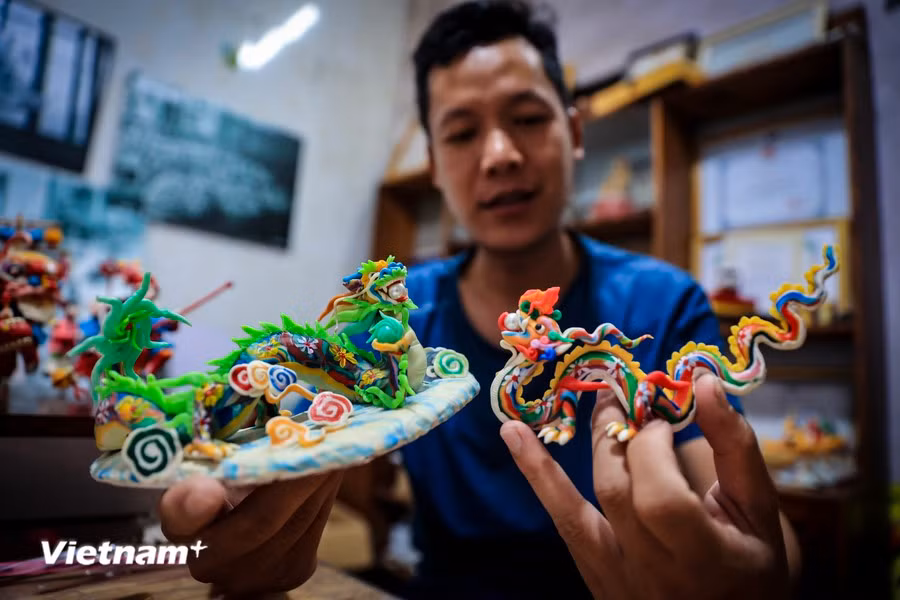 Deux œuvres représentant le dragon sous les dynasties des Ly et des Nguyên.