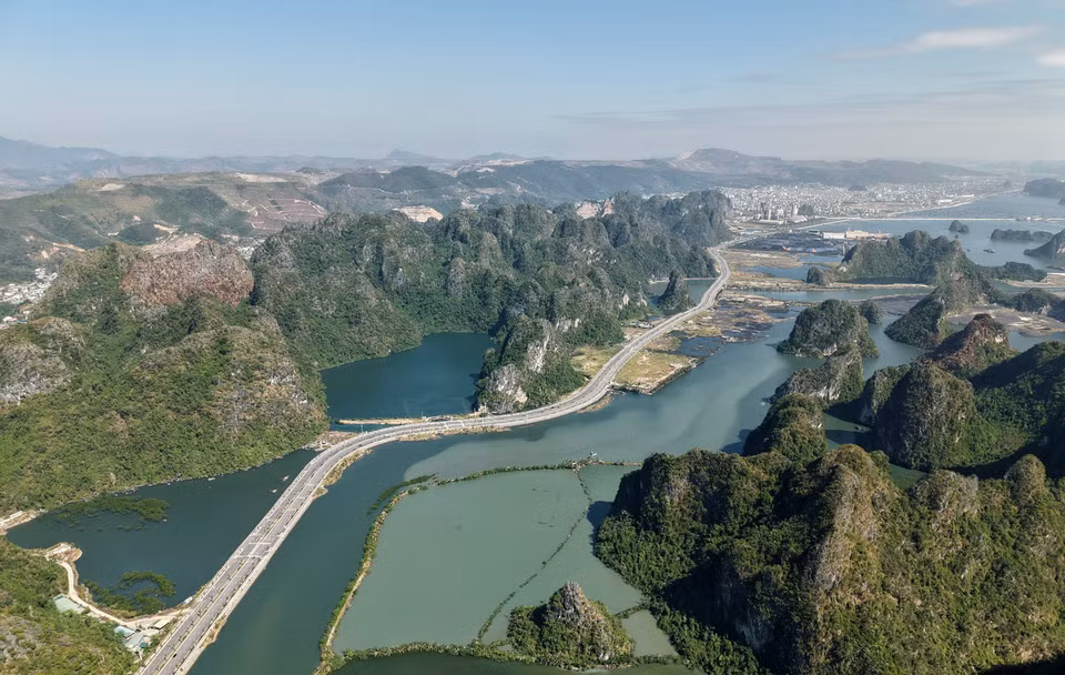 L'itinéraire répond non seulement aux besoins de trafic, mais sert également d'axe de développement spatial, reliant d'importantes zones urbaines de la province de Quang Ninh, contribuant à répondre aux besoins de transport intra-régional et à perfectionner le système d'infrastructure de transport provincial.