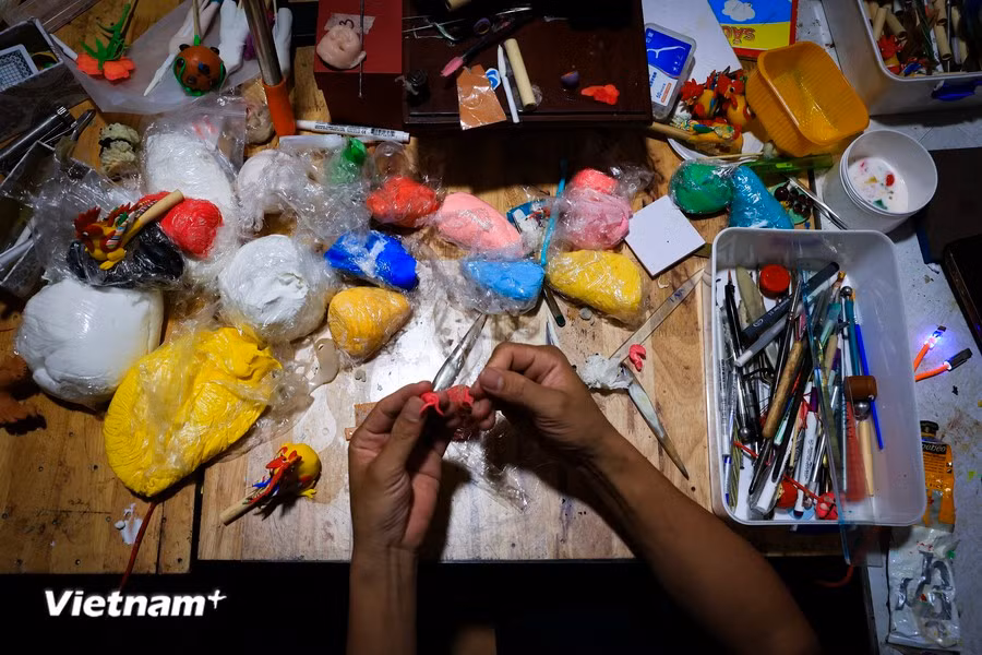 Grâce à ses mains habiles et à sa passion, l'artisan Dang Van Hâu ne se contente pas de préserver et de transmettre sa passion pour l’art traditionnel aux jeunes, mais il élève également la valeur des figurines en pâte dans la vie moderne d’aujourd’hui.