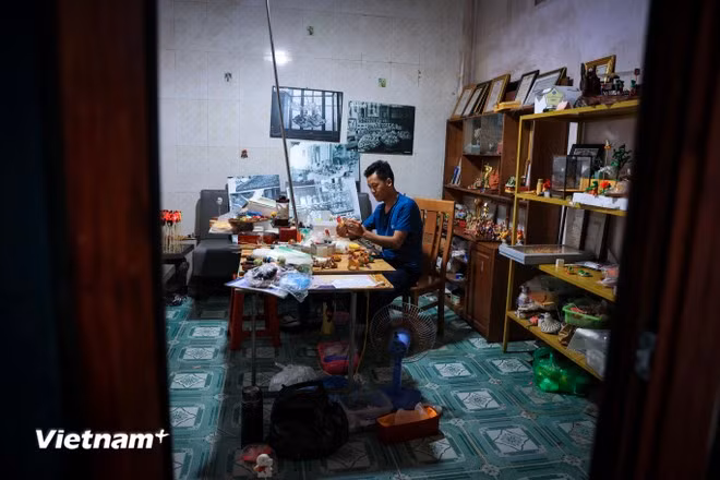 Né dans une famille du village de Xuân La, district de Phu Xuyên, en banlieue de Hanoï, où plusieurs générations sont attachées à la fabrication des figurines en pâte de riz (ou “tò he” en vietnamien), Dang Van Hâu est passionné par cet artisanat depuis son enfance.