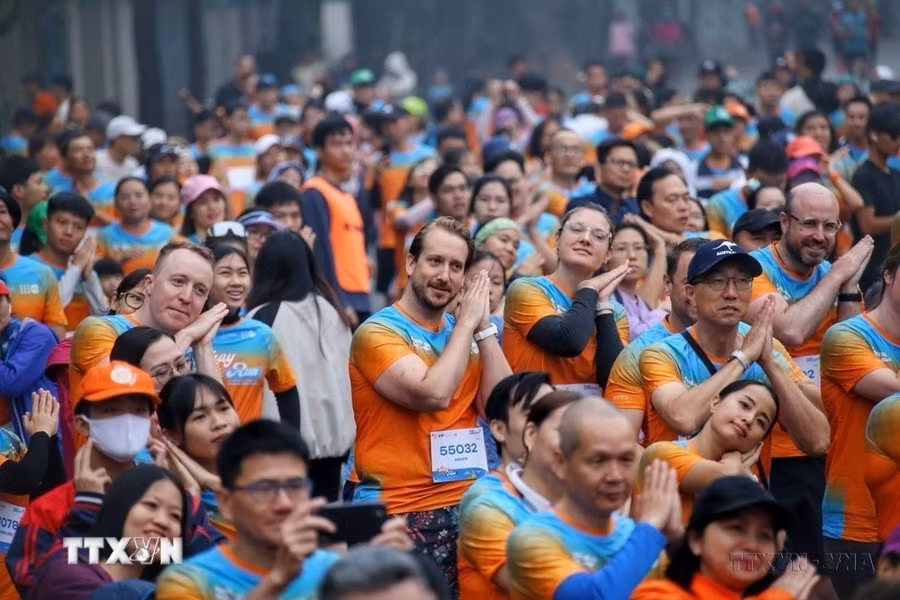 La course à pied "Pour un Vietnam sans violence contre les femmes et les filles" en 2023, organisée par le Centre de Recherche et d'Application scientifique du Genre - Famille - Femmes et Adolescents (CSAGA) et le Fonds des Nations Unies pour la population (UNFPA) au Vietnam ( 3 décembre 2023). Photo : VNA
