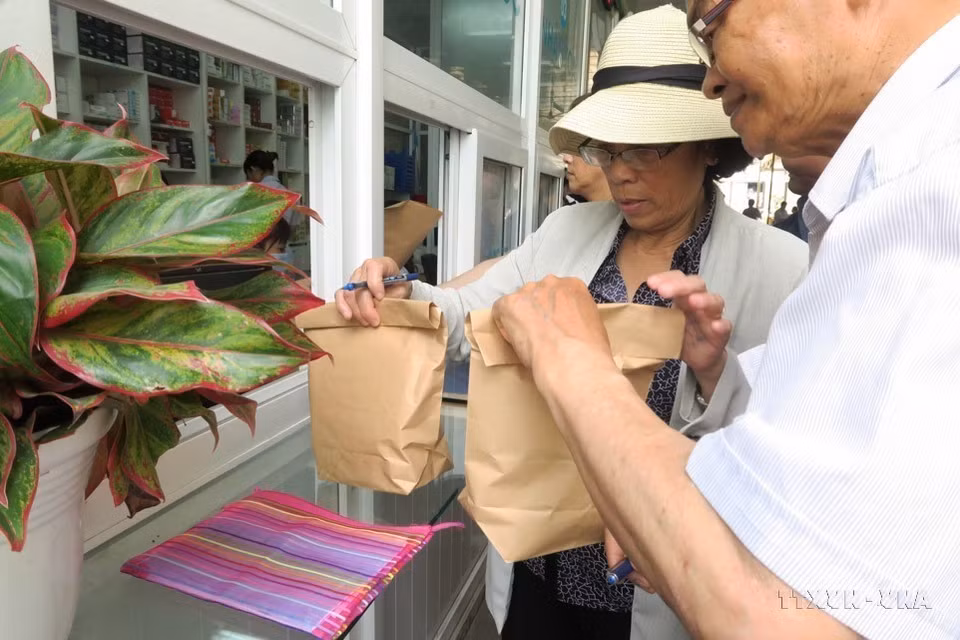 En réponse au mouvement "Disons non aux déchets plastiques", la pharmacie de l'hôpital Binh Dan de Hô Chi Minh-Ville utilise des sacs en papier pour emballer les médicaments. Photo : VNA