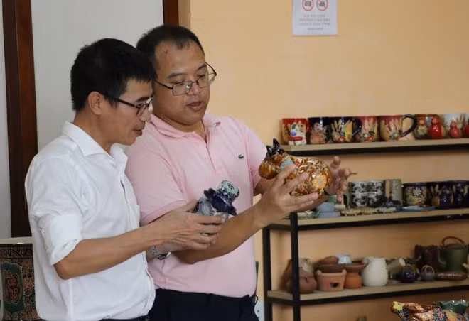 Des amateurs découvrent la céramique de Bien Hoa. Photo : VNA