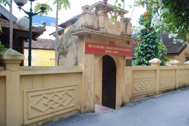 Riverain de la rivière Nhue, à plus de 10 km du centre-ville de Hanoï, le village de Van Phuc (arrondissement de Ha Dong) est non seulement connu pour son tissage de la soie, mais aussi pour ses riches traditions révolutionnaires. C'est ici qu'un site commémoratif du Président Ho Chi Minh rédigeant l'"Appel à la résistance nationale" le 19 décembre 1946 est conservé. Photo : Vietnamplus