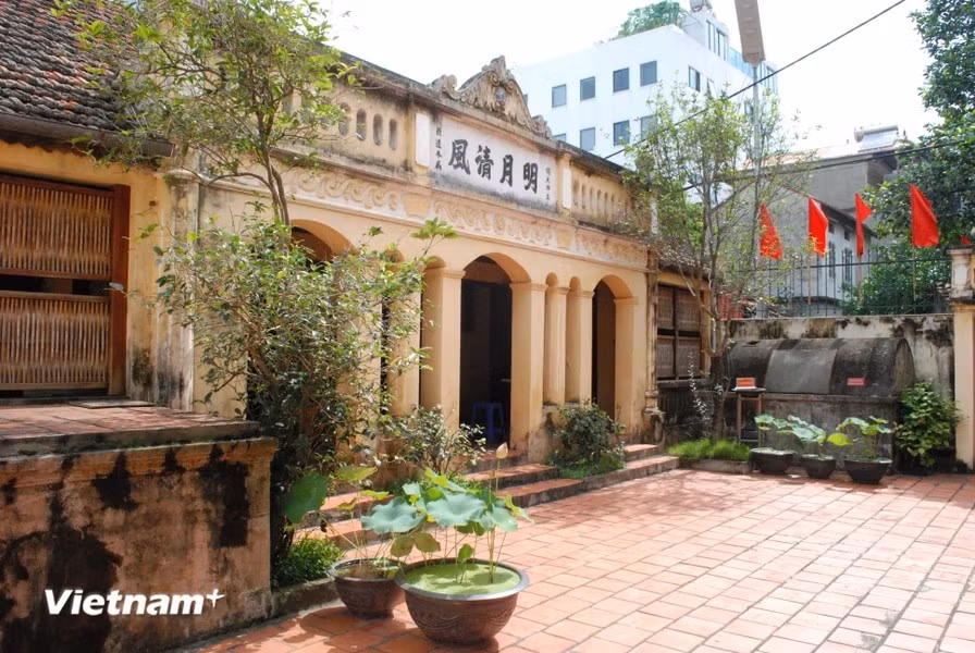 La maison de Nguyen Thi An, située dans la ruelle 319 de la rue An Duong Vuong, Tay Ho, Hanoï, fut le premier endroit où l'Oncle Ho vécut et travailla à son retour du Viet Bac. Du 23 au 25 août 1945, il travailla avec Truong Chinh, Vo Nguyen Giap, Tran Dang Ninh..., sur les résultats de la Révolution d’Août et les préparatifs de la déclaration d'indépendance. Photo : Vietnamplus