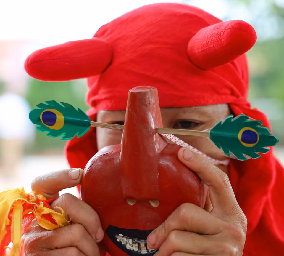 Dans la danse Xuan Pha, les artistes portent des masques et du maquillage qui les rendent méconnaissables. Photo : VNA