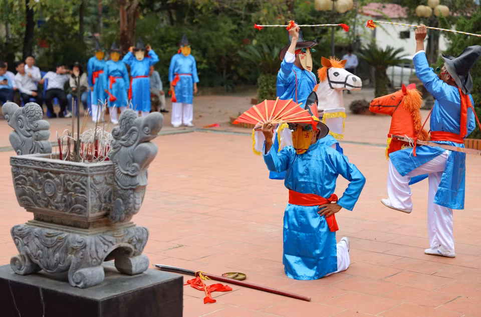 La danse Xuan Pha se compose de cinq spectacles représentant les cinq nations voisines qui envoyèrent leurs messages de félicitations au roi Le Thai To suite à sa victoire contre les envahisseurs chinois Ming au XVe siècle. Photo : VNA