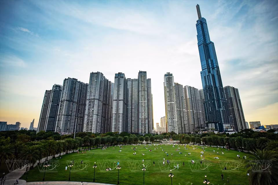 À Ho Chi Minh-Ville, les visiteurs sont témoins de l'essor remarquable de ce pôle économique, culturel, touristique, scientifique et technologique du Vietnam. La ville offre un panorama urbain diversifié, alliant gratte-ciel modernes, établissements de divertissement, commerces dynamiques et artères illuminées, tout en préservant la beauté authentique de ses vestiges culturels. Photo : VI