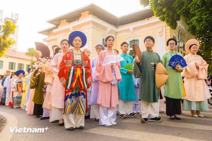 Cette édition a vu la participation sans précédent de quelque 500 personnes vêtues de costumes anciens vietnamiens. Photo : Vietnam+