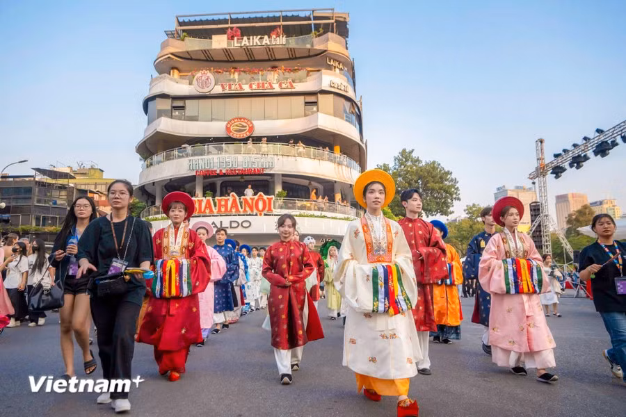 Le quatrième festival "Bach hoa bo hanh" 2024 s'est déroulé au cœur de la capitale Hanoï. Photo : Vietnam+