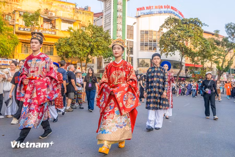 Cette manifestation a offert une bonne occasion au public de découvrir l'évolution des costumes traditionnels vietnamiens au fil des époques, minutieusement conservés par des passionnés et des institutions, contribuant ainsi à la promotion du patrimoine vestimentaire national auprès des publics locaux et internationaux. Photo : Vietnam+