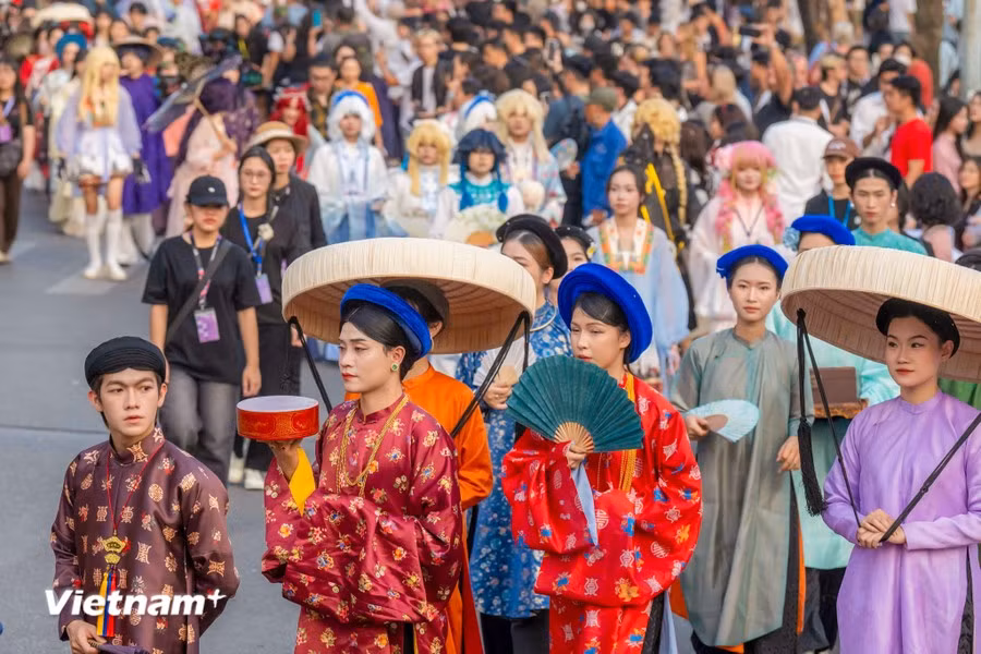L'édition de cette année, placée sous le thème "Flux de costumes anciens", a commémoré une décennie d'engagement dans la préservation des tenues traditionnelles vietnamiennes (2014-2024). Photo : Vietnam+
