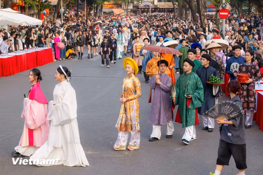 Le quatrième festival "Bach hoa bo hanh" 2024 s'est déroulé au cœur de la capitale Hanoï. Photo : Vietnam+