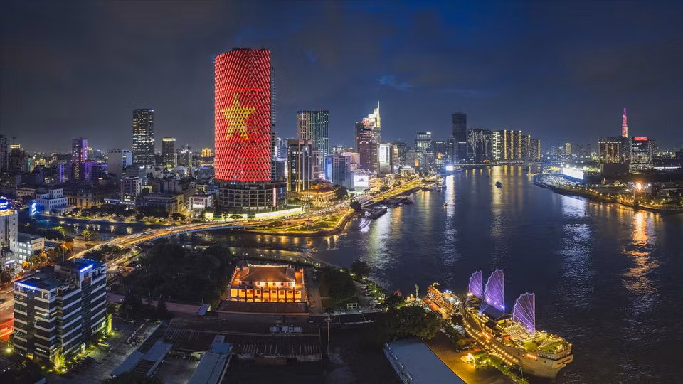 À la tombée de la nuit, les lumières de Ho Chi Minh-Ville se reflètent dans le fleuve Saigon. Photo : VI