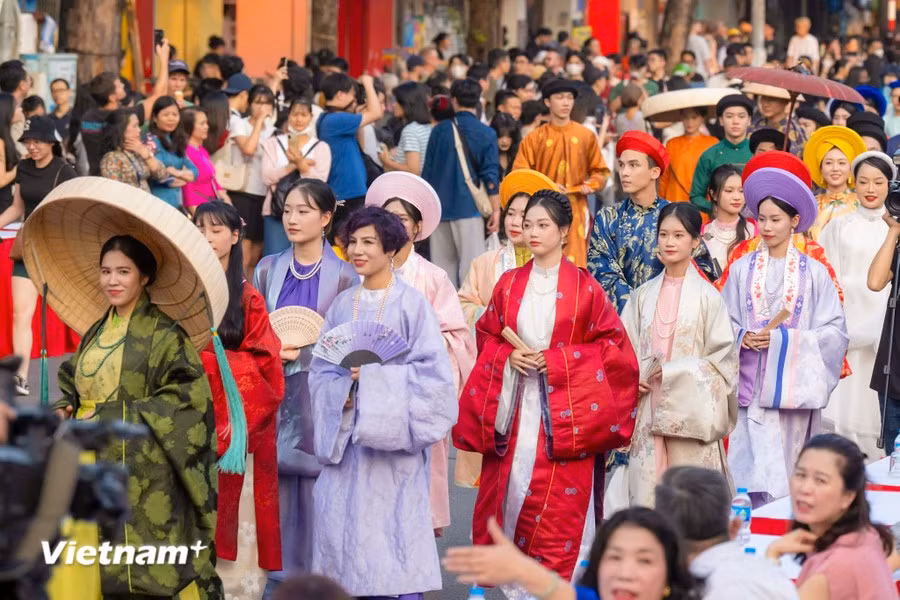 Les spectateurs ont eu l'opportunité d'observer de tenues traditionnelles, notamment l'Ao dai (tenue traditionnelle des femmes vietnamiennes), l'"Ao giao linh", une robe traditionnelle à col croisé portée par les Vietnamiens avant le XIXème siècle, l'"Ao nhat binh", costume à col carré. Photo : Vietnam+