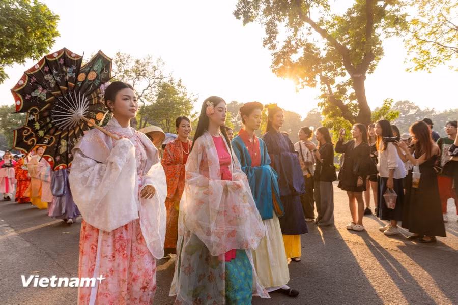 Cette manifestation a offert une bonne occasion au public de découvrir l'évolution des costumes traditionnels vietnamiens au fil des époques, minutieusement conservés par des passionnés et des groupes de recherche, contribuant ainsi à la promotion du patrimoine vestimentaire vietnamien auprès des publics locaux et internationaux. Photo : Vietnam+