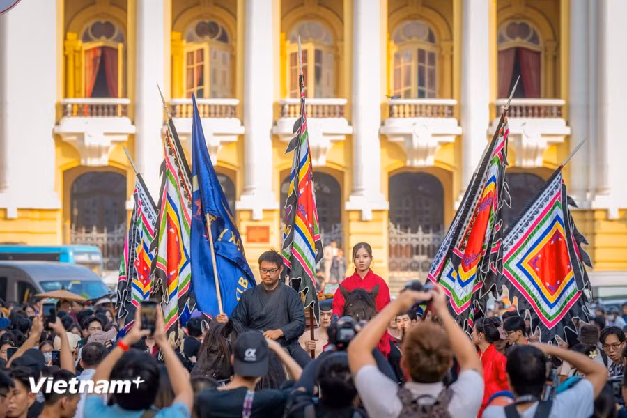 Les participants, défilant avec élégance dans les rues historiques de la capitale, ont suscité un vif intérêt auprès du public. Photo : Vietnam+