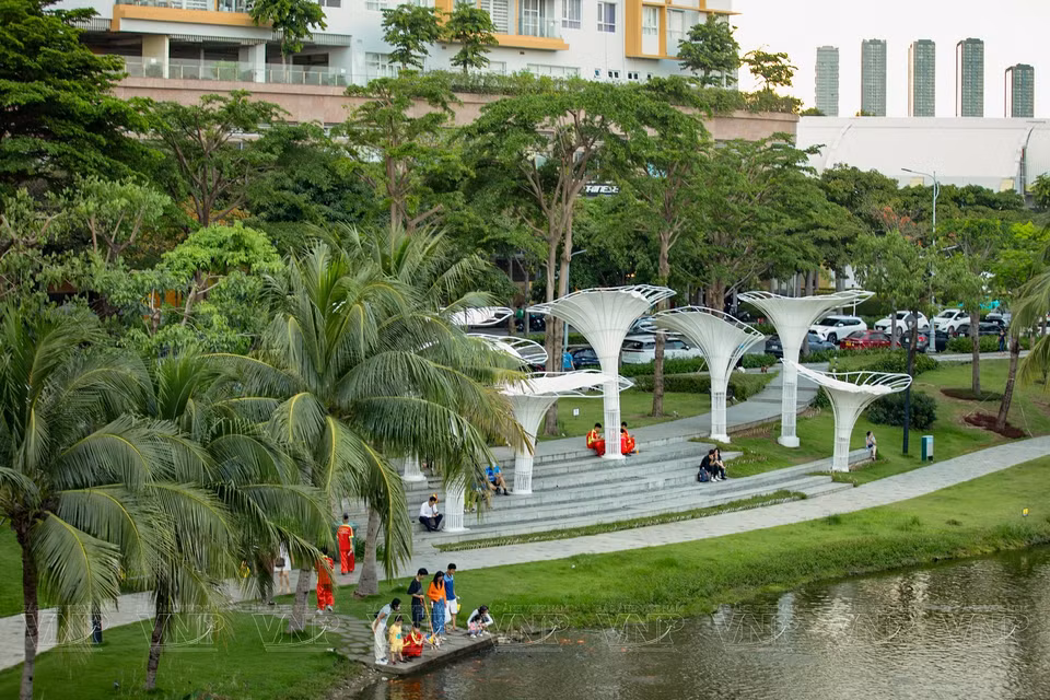 Les gens s’amusent dans la zone urbaine riveraine de Saigon. Photo : VI