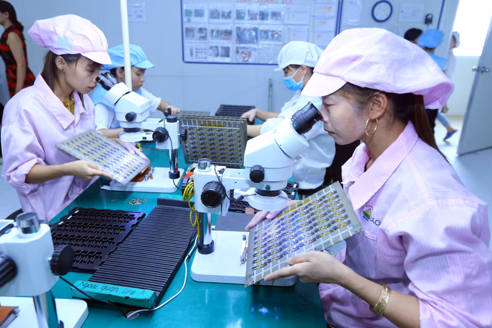 La chaîne de production de composants électroniques dans la Sarl Bao Sen, à capital chinois dans la province de Bac Giang (Nord). Photo : VNA