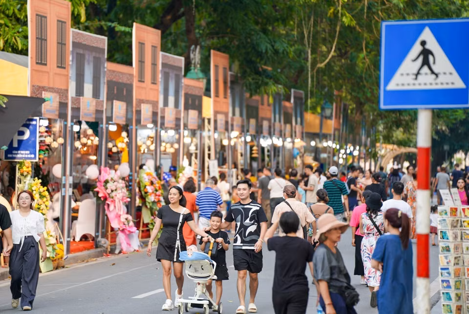 Un grand nombre d’habitants et de touristes sont venus dans la rue piétonne du lac Hoan Kiem lors du Festival d'automne de Hanoï 2024 (du 19 au 22 septembre). Photo : VNA