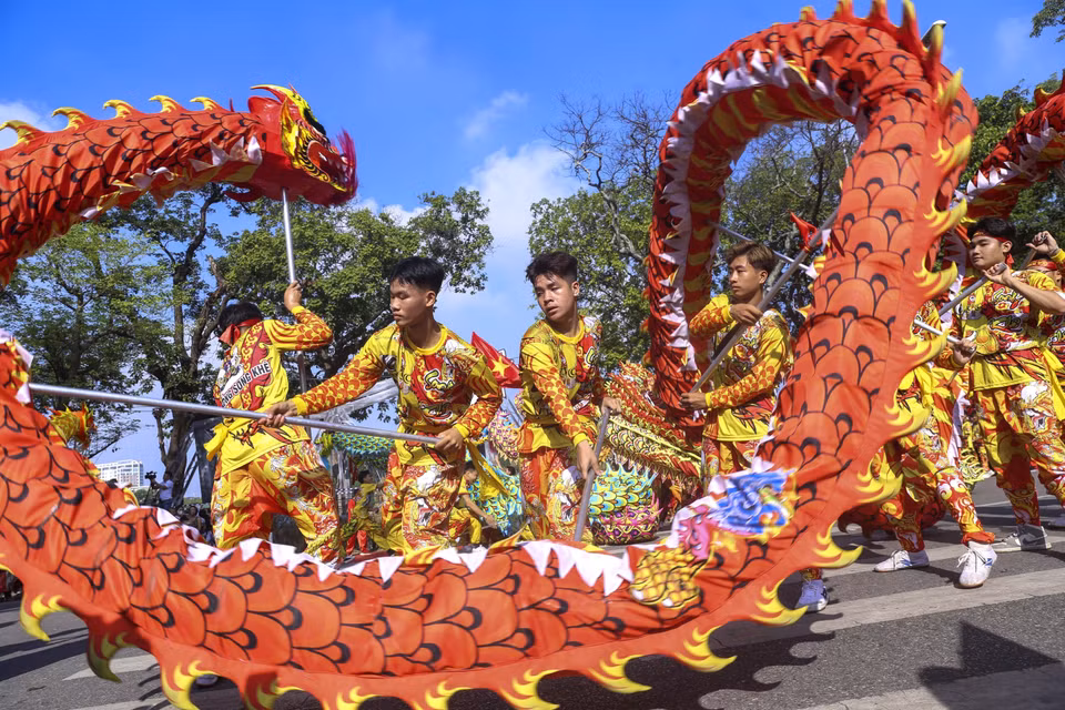 Spectacle de danse du dragon à la zone piétonne autour du lac Hoan Kiem dans le cadre du carnaval d'automne de Hanoï, le 1er octobre 2023. Photo : VNA